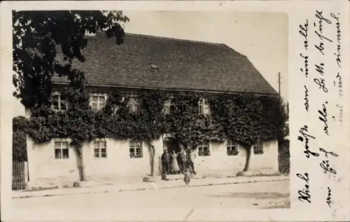Ak Bautzen in der Oberlausitz, Haus mit Efeu bewachsen, vier Personen vor der Tür, historische...
