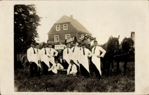 Foto Ak Elstra in der Oberlausitz Sachsen, Festwagen der Fleischerinnung, Gruppenbild
