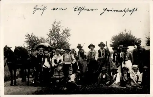 Ak Elstra in der Oberlausitz Sachsen, Gruppenfoto, Trachten und Pferd, ländliche Umgebung, his...
