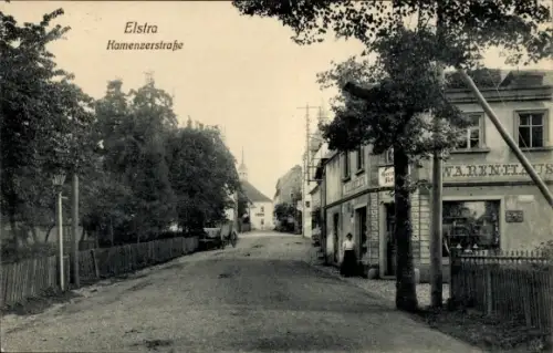 Ak Elstra in der Oberlausitz Sachsen,  Ramenzerstraße, Warenhaus, Straßenansicht, ländliche Um...