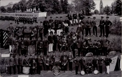 Ak Göttingen in Niedersachsen, Gruppenfoto von Soldaten und Offizieren, historische Uniformen,...