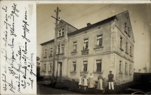 Ak Thalheim Oschatz in Sachsen, Mehrstöckiges Gebäude, Personen im Vordergrund, historische Au...