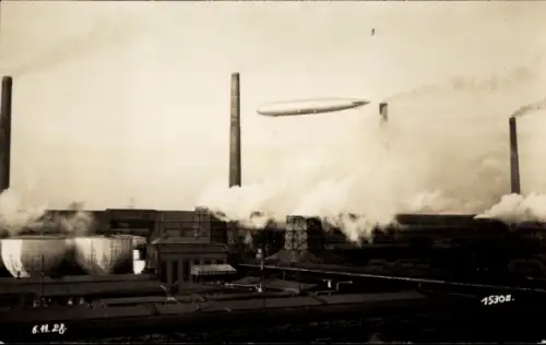 Foto Ak Leuna an der Saale, Zeppelin LZ 127 über den Leuna Werken, 6.11.1928