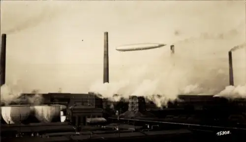 Foto Ak Leuna an der Saale, Zeppelin LZ 127 über den Leuna Werken, 6.11.1928