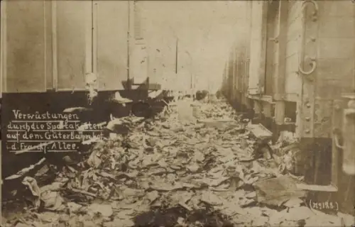 Foto Ak Straßenkämpfe Berlin, Verwüstungen durch die Spartakisten, Güterbahnhof Frankfurter Allee
