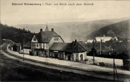 Ak Schwarzburg in Thüringen, Bahnhof Gleisseite, Blick zum Schloss