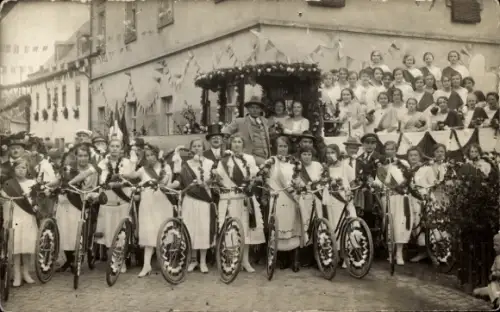 Foto Ak Wałbrzych Waldenburg Schlesien, Festgesellschaft, geschmückte Fahrräder, geschmückter LKW