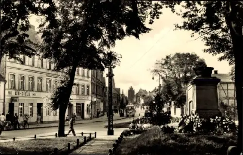 Ak Demmin in Vorpommern, Straßenpartie Clara-Zetkin-Straße, Eisdiele, Bus