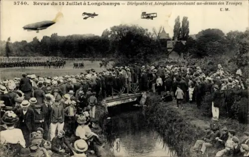 Ak Longchamps Aisne, Revue vom 14. Juli, Luftschiff und Flugzeuge über den Truppen