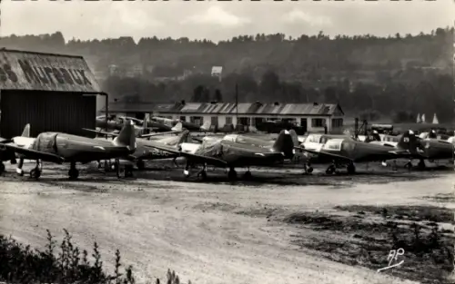 Ak Les Mureaux Yvelines, Flugplatz, Flugzeuge, Hangar