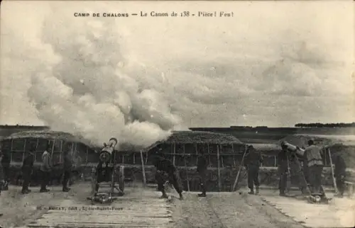 Ak Camp de Chalons Camp de Mourmelon Marne, 138er-Geschütz, Kanone feuert