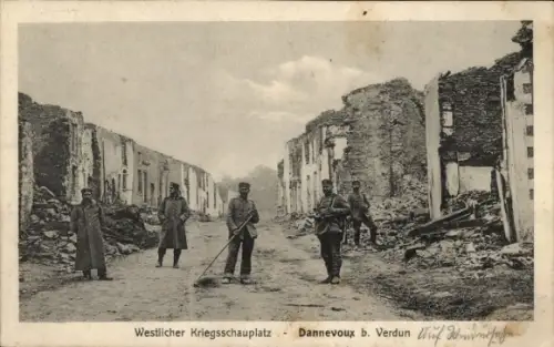 Ak Dannevoux Meuse, Westlicher Kriegsschauplatz, deutsche Soldaten in einer zerstörten Straße