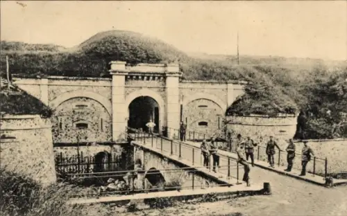 Ak Brimont Marne, Fort Brimont bei Reims, deutsche Soldaten, 1. WK