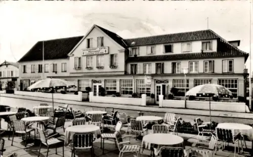Ak Ostseebad Niendorf Timmendorfer Strand, Johannsen's Hotel, Café Annette,  Hotelterrasse mit Ti