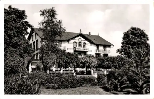 Ak Sielbeck Eutin in Ostholstein, Hotel zum Uklei, Gesamtansicht, Blick aus dem Vorgarten