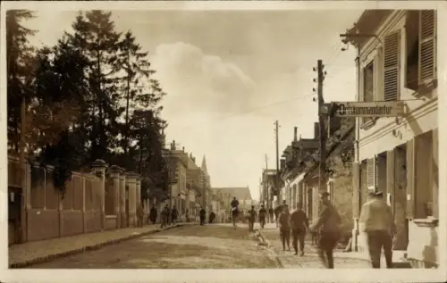 Foto Ak Crépy Aisne, Straßenansicht, Ortskommandantur