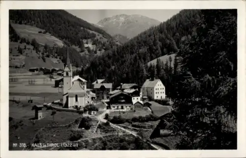 Ak Kals am Großglockner Tirol, Dorf im Bergtal, Kirchturm, mehrere Häuser, Waldhänge, Wiesen, Ber