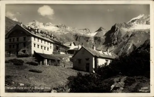 Ak Ginzling Mayrhofen Tirol, Berliner Hütte, Mehrere Alpengebäude und Nebengebäude, Wiese im Vord