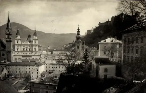 Ak Salzburg in Österreich, Stadtpanorama mit Domkuppel und Doppeltürmen, Kirchen- und Turmspitzen