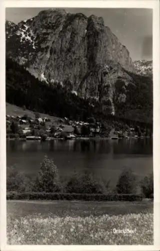 Foto Ak Grundlsee Salzkammergut Steiermark, Blick übers Wasser, Felsmassiv