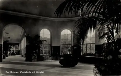 Ak Kudowa Zdrój Bad Kudowa Schlesien, Wandelhalle mit Sprudel