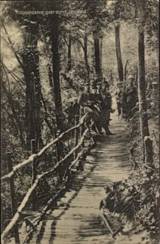 Ak Wald bei Verdun, Knüppeldamm quer durch den Wald, I. WK