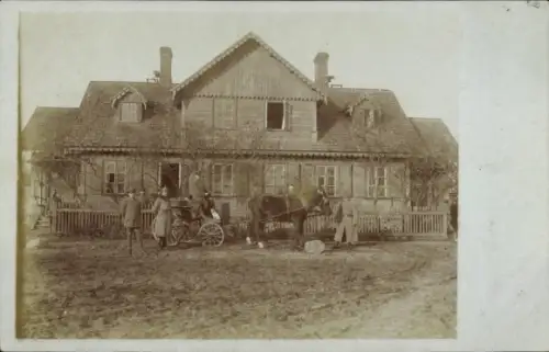 Foto Ak Terespol Polen, deutsche Soldaten vor einem Wohnhaus, Quartier, Kutsche