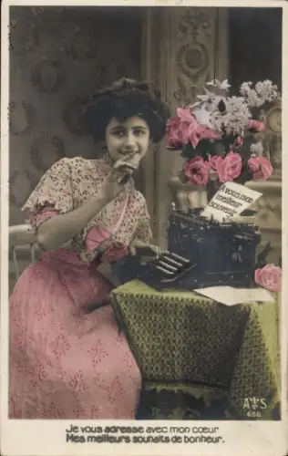 Ak Junge Frau mit Schreibmaschine, Blumen, coloriert