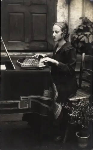Foto Ak Frau spielt Zither, Portrait