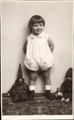Foto Ak Kleines Kind, Portrait, Puppen
