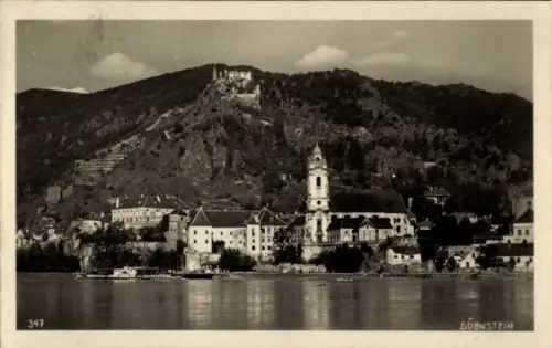 Ak Dürnstein an der Donau Wachau Niederösterreich, Flussufer mit Booten, Kirche mit hohem Turm, B