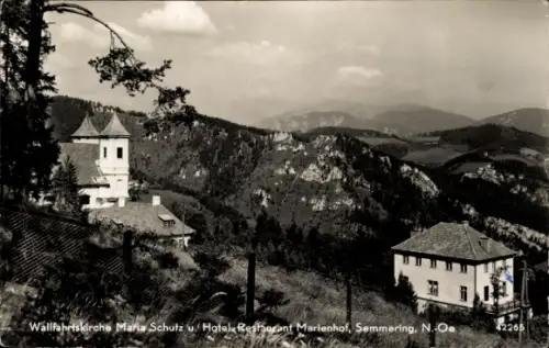 Ak Semmering in Niederösterreich, Kirchenturm, Hotelgebäude, bewaldete Berge mit Felsen, Baum im 