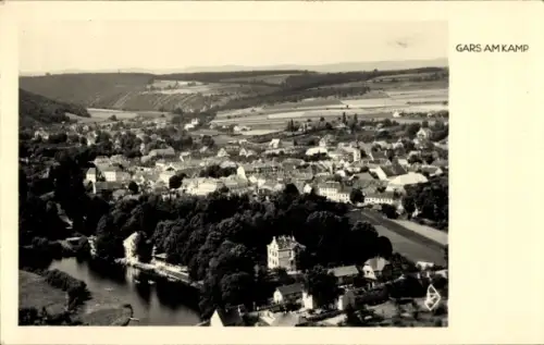 Ak Gars am Kamp in Niederösterreich, Luftaufnahme einer Kleinstadt, Fluss, Uferbäume, zahlreiche 