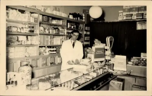Foto Ak Bad Pyrmont in Niedersachsen, Apotheke, Innenansicht, Apotheker, Waage