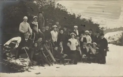 Foto Ak Schleiden in der Eifel, Gruppenbild, Winter, Schlitten