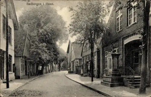 Ak Badbergen im Artland,  Straßenansicht, Brunnen