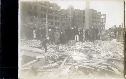 Foto Ak Soldaten und französ. Feuerwehrleute beim Ausgraben von Überlebenden, Kriegszerstörung I.WK