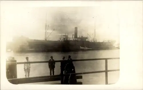 Foto Ak Szczecin Stettin Pommern, Frachtschiff im Hafen, 1924