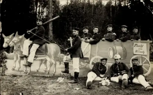 Foto Bitche Bitsch Lothringen Moselle, deutsche Soldaten in Uniform, Fotokulisse Eselsfuhrwerk