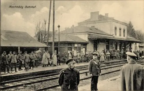 Ak Montmédy Lothringen Meuse, deutsche Soldaten auf dem Bahnhof, 1. WK