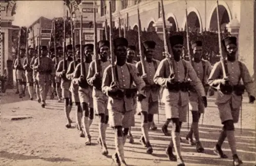 Ak Indien, Troupes Coloniales, Cipayes de L'Inde, Indische Truppen beim Marsch, Gewehre