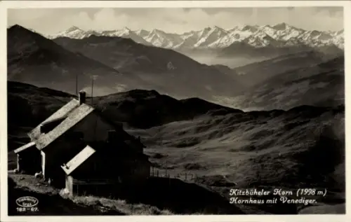 Ak Kitzbühel in Tirol, Kitzbüheler Horn, Berghaus auf Hang, Hütten im Vordergrund, Talblick, entf
