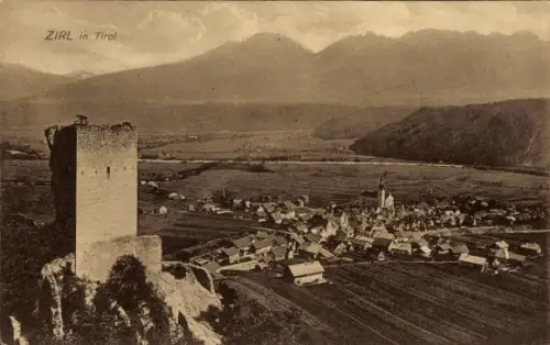 Ak Zirl in Tirol, Burgturm im Vordergrund, Dorf mit Kirche, verstreute Häuser, Felder, Bergkamm i