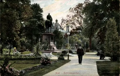 Ak Kiel, Schlossgarten, Statue, Mann beim Spazieren, Bäume, Blumen, unter blauem Himmel