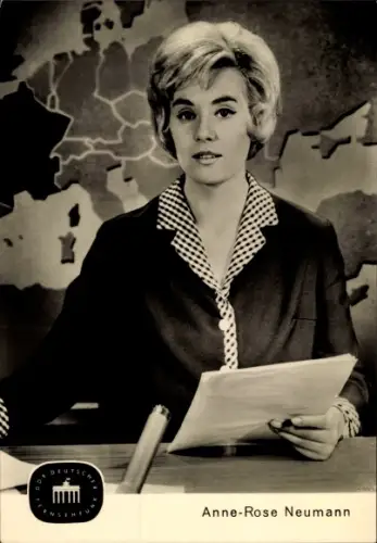Ak Nachrichtensprecherin Anne Rose Neumann, Mikrofon, DDR Deutscher Fernsehfunk