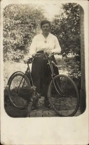 Foto Ak Frau mit einem Fahrrad, Portrait