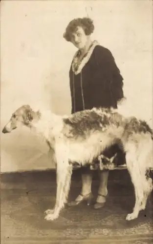 Foto Ak Junge Frau mit Windhund, Porträt