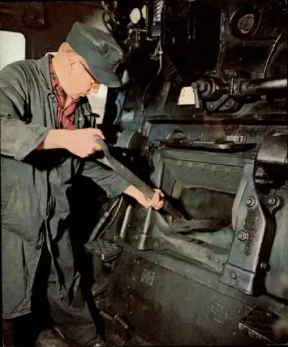 Sammelbild Eisenbahn Schweiz, Dampflokomotiven Bild 35, Kohlen schippen auf der 44er