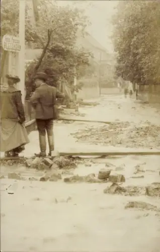 Foto Ak Blankenburg am Harz, Straße nach Hochwasser, Wegweiser Hotel Pension Bestehorn
