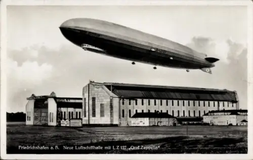 Ak Friedrichshafen am Bodensee, Luftschiff LZ 127 Graf Zeppelin über der Luftschiffhalle